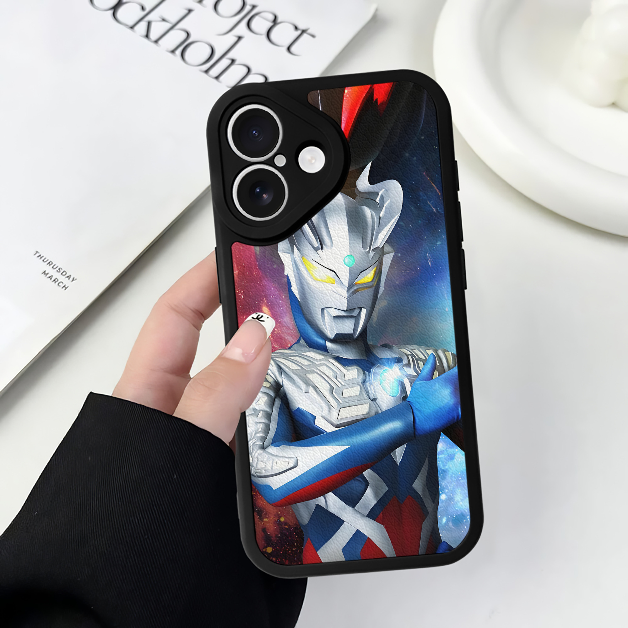 （画像用） ウルトラマン Ultraman 【iPhone 16シリーズ対応】シリコンスマホケース（レザー調） 材質：シリコン
